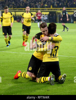 Dortmund, Allemagne. 26 janvier, 2019. Raphael Guerreiro (R, à l'avant) de Dortmund célèbre avec son coéquipier Marco Reus (L, à l'avant) au cours de la Bundesliga match entre Borussia Dortmund et Hanovre 96 à Dortmund, en Allemagne, le 26 janvier 2019. Dortmund a gagné 5-1. Credit : Joachim Bywaletz/Xinhua/Alamy Live News Banque D'Images