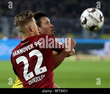 Dortmund, Allemagne. 26 janvier, 2019. Raphael Guerreiro (R) de Dortmund rivalise avec Matthias Ostrzolek de Hanovre lors de la Bundesliga match entre Borussia Dortmund et Hanovre 96 à Dortmund, en Allemagne, le 26 janvier 2019. Dortmund a gagné 5-1. Credit : Joachim Bywaletz/Xinhua/Alamy Live News Banque D'Images