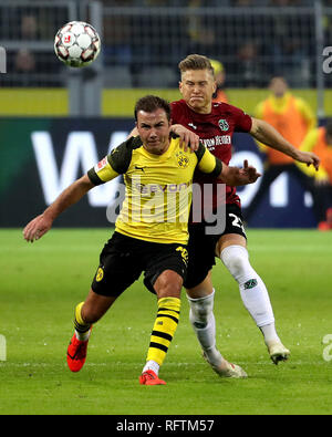 Dortmund, Allemagne. 26 janvier, 2019. Mario Goetze (L) de Dortmund rivalise avec Matthias Ostrzolek de Hanovre lors de la Bundesliga match entre Borussia Dortmund et Hanovre 96 à Dortmund, en Allemagne, le 26 janvier 2019. Dortmund a gagné 5-1. Credit : Joachim Bywaletz/Xinhua/Alamy Live News Banque D'Images