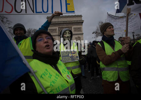 Gilet jaune un manifestant portant un masque de Guy Fawkes vu lors d'une manifestation contre les politiques macron. Gilet jaune et de manifestants réunis sur mars les rues de Paris un autre samedi sur ce qu'ils appellent la loi XI contre le président français Emmanuel Macron politiques. Banque D'Images