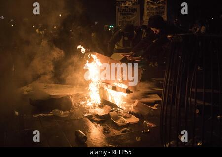 Paris, Ile de France, France. 26 janvier, 2019. Un incendie feux de manifestants de bloquer la route au cours d'une manifestation contre les politiques macron. Gilet jaune et de manifestants réunis sur mars les rues de Paris un autre samedi sur ce qu'ils appellent la loi XI contre le président français Emmanuel Macron politiques. Crédit : Bruno Thevenin/SOPA Images/ZUMA/Alamy Fil Live News Banque D'Images