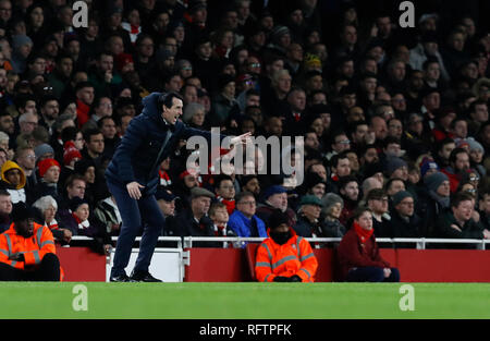 Londres, Royaume-Uni. 25 Jan, 2019. Gestionnaire d'Arsenal Unai Emery donne instruction au cours de la FA Cup quatrième tour entre Arsenal et Manchester United à l'Emirates Stadium à Londres, Angleterre le 25 janvier 2019. Manchester United a gagné 3-1. Credit : Han Yan/Xinhua/Alamy Live News Banque D'Images