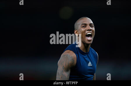 Londres, Royaume-Uni. 25 Jan, 2019. Manchester United, Ashley Young célèbre après leur FA Cup quatrième tour entre Arsenal et Manchester United à l'Emirates Stadium à Londres, Angleterre le 25 janvier 2019. Manchester United a gagné 3-1. Credit : Han Yan/Xinhua/Alamy Live News Banque D'Images