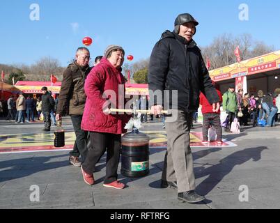 (190127) -- BEIJING, 27 janvier 2019 (Xinhua) -- les gens achètent des bouteilles de sauce de soja et les transporter à la maison, une tradition conservée par les gens d'avance sur la fête du printemps pour les bons souhaits, à Zhenjiang, Jiangsu Province de Chine orientale, le 26 janvier 2019. La fête du printemps, qui tombe le 5 février cette année, est une importante occasion pour les réunions de famille et marque le début de la Nouvelle Année lunaire chinoise. C'est une tradition chinoise d'acheter des marchandises allant de la nourriture à l'électroménager pour célébrer le festival. Fournisseurs et vendeurs à travers le pays ont préparé beaucoup de produits pour répondre à la demande d'achats Banque D'Images