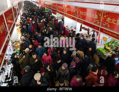 (190127) -- BEIJING, 27 janvier 2019 (Xinhua) -- les gens choisissent des marchandises à un lieu juste pour le Festival de printemps dans le centre national d'exposition agricole à Beijing, capitale de la Chine, 14 janvier 2019. La fête du printemps, qui tombe le 5 février cette année, est une importante occasion pour les réunions de famille et marque le début de la Nouvelle Année lunaire chinoise. C'est une tradition chinoise d'acheter des marchandises allant de la nourriture à l'électroménager pour célébrer le festival. Fournisseurs et vendeurs à travers le pays ont préparé beaucoup de produits pour répondre aux demandes d'achats au cours de l'appartement de folles dépenses. (Xinhua/ Banque D'Images