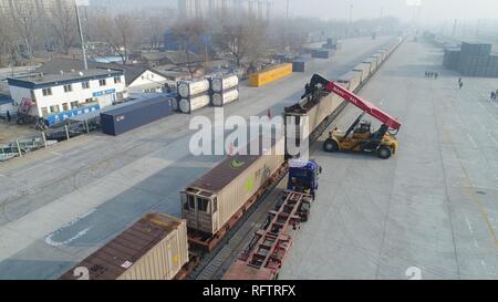 (190127) -- BEIJING, 27 janvier 2019 (Xinhua) -- les travailleurs de décharger les conteneurs remplis de marchandises destinées à la prochaine fête du printemps à Dahongmen Gare de Beijing, capitale de la Chine, 14 janvier 2019. La fête du printemps, qui tombe le 5 février cette année, est une importante occasion pour les réunions de famille et marque le début de la Nouvelle Année lunaire chinoise. C'est une tradition chinoise d'acheter des marchandises allant de la nourriture à l'électroménager pour célébrer le festival. Fournisseurs et vendeurs à travers le pays ont préparé beaucoup de produits pour répondre aux demandes d'achats au cours de l'appartement de folles dépenses. (Xinhua/Xing Guangli) Banque D'Images