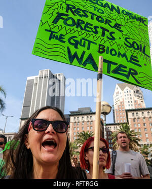 Los Angeles, USA. 26 janvier, 2019. Les gens mars au cours d'un changement climatique protester à Los Angeles, États-Unis, le 26 janvier 2019. Credit : Zhao Hanrong/Xinhua/Alamy Live News Banque D'Images
