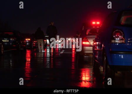 Leipzig, Allemagne. 26 janvier, 2019. Le couloir d'urgence (rettungsgasse) sur le motorawy A9 en Allemagne, près de Leipzig après l'accident de voiture, qui a bloqué l'autoroute pendant plus de 4 heures. Les pilotes attendent le rétablissement de la circulation. Credit : Tomasz Koryl/Alamy Live News Banque D'Images