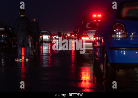 Leipzig, Allemagne. 26 janvier, 2019. Le couloir d'urgence (rettungsgasse) sur le motorawy A9 en Allemagne, près de Leipzig après l'accident de voiture, qui a bloqué l'autoroute pendant plus de 4 heures. Les pilotes attendent le rétablissement de la circulation. Credit : Tomasz Koryl/Alamy Live News Banque D'Images