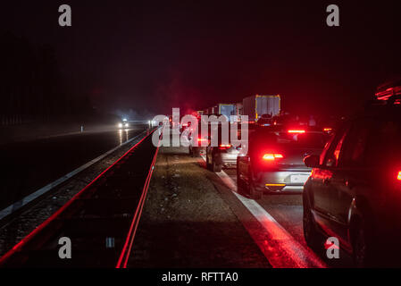 Swiecko, Pologne. 26 janvier, 2019. Un blocage de l'autoroute A2 en Pologne, Swiecko par suite de la voiture étant complètement brûlé. Les pilotes ont formé un couloir d'urgence et de permettre aux équipes d'urgence de l'accès sûr et rapide sur les lieux de l'accident. Credit : Tomasz Koryl/Alamy Live News Banque D'Images