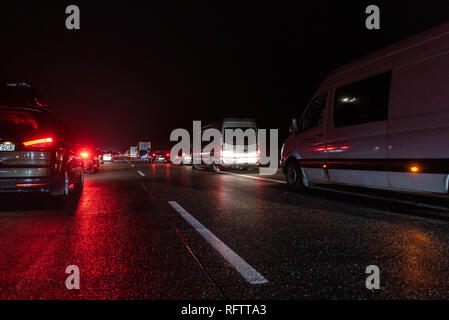 Swiecko, Pologne. 26 janvier, 2019. Un blocage de l'autoroute A2 en Pologne, Swiecko par suite de la voiture étant complètement brûlé. Les pilotes ont formé un couloir d'urgence et de permettre aux équipes d'urgence de l'accès sûr et rapide sur les lieux de l'accident. Credit : Tomasz Koryl/Alamy Live News Banque D'Images