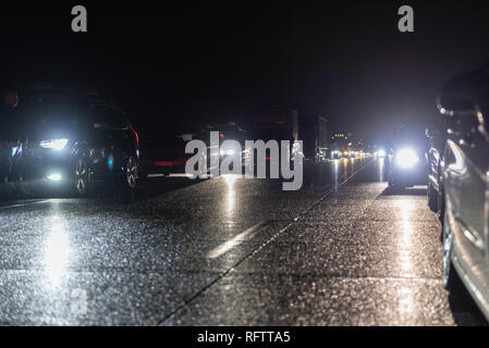 Swiecko, Pologne. 26 janvier, 2019. Un blocage de l'autoroute A2 en Pologne, Swiecko par suite de la voiture étant complètement brûlé. Les pilotes ont formé un couloir d'urgence et de permettre aux équipes d'urgence de l'accès sûr et rapide sur les lieux de l'accident. Credit : Tomasz Koryl/Alamy Live News Banque D'Images