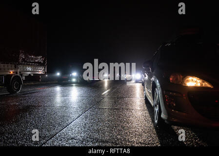 Swiecko, Pologne. 26 janvier, 2019. Un blocage de l'autoroute A2 en Pologne, Swiecko par suite de la voiture étant complètement brûlé. Les pilotes ont formé un couloir d'urgence et de permettre aux équipes d'urgence de l'accès sûr et rapide sur les lieux de l'accident. Credit : Tomasz Koryl/Alamy Live News Banque D'Images