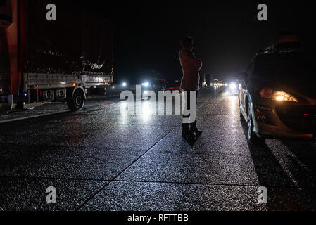 Swiecko, Pologne. 26 janvier, 2019. Un blocage de l'autoroute A2 en Pologne, Swiecko par suite de la voiture étant complètement brûlé. Les pilotes ont formé un couloir d'urgence et de permettre aux équipes d'urgence de l'accès sûr et rapide sur les lieux de l'accident. Credit : Tomasz Koryl/Alamy Live News Banque D'Images