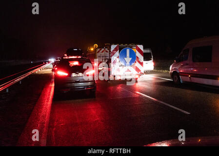 Swiecko, Pologne. 26 janvier, 2019. Un blocage de l'autoroute A2 en Pologne, Swiecko par suite de la voiture étant complètement brûlé. Les pilotes ont formé un couloir d'urgence et de permettre aux équipes d'urgence de l'accès sûr et rapide sur les lieux de l'accident. Credit : Tomasz Koryl/Alamy Live News Banque D'Images