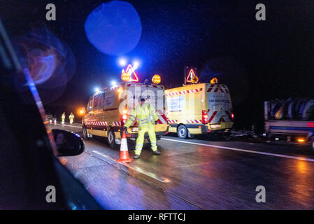 Swiecko, Pologne. 26 janvier, 2019. Un blocage de l'autoroute A2 en Pologne, Swiecko par suite de la voiture étant complètement brûlé. Les pilotes ont formé un couloir d'urgence et de permettre aux équipes d'urgence de l'accès sûr et rapide sur les lieux de l'accident. Credit : Tomasz Koryl/Alamy Live News Banque D'Images