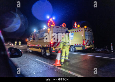 Swiecko, Pologne. 26 janvier, 2019. Un blocage de l'autoroute A2 en Pologne, Swiecko par suite de la voiture étant complètement brûlé. Les pilotes ont formé un couloir d'urgence et de permettre aux équipes d'urgence de l'accès sûr et rapide sur les lieux de l'accident. Credit : Tomasz Koryl/Alamy Live News Banque D'Images