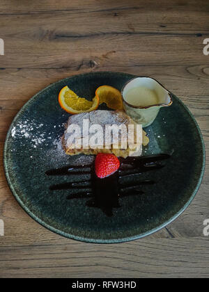 Strudl Apple avec la sauce à la vanille et fraise Banque D'Images