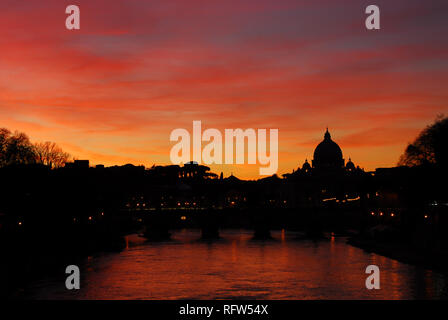 Magnifique coucher de soleil au bord de la rivière Tibre à Rome (avec copie espace ci-dessus) Banque D'Images