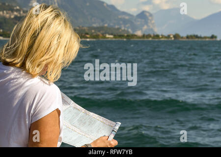 Le lac de Garde, ITALIE - Septembre 2018 : vérification d'une personne calendrier pendant un voyage en ferry le ferry sur le lac de Garde. Banque D'Images