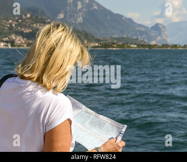 Le lac de Garde, ITALIE - Septembre 2018 : vérification d'une personne calendrier pendant un voyage en ferry le ferry sur le lac de Garde. Banque D'Images