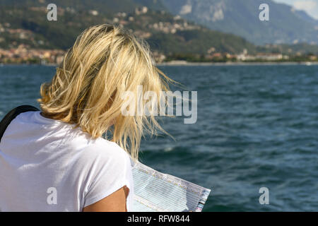 Le lac de Garde, ITALIE - Septembre 2018 : vérification d'une personne calendrier pendant un voyage en ferry le ferry sur le lac de Garde. Banque D'Images