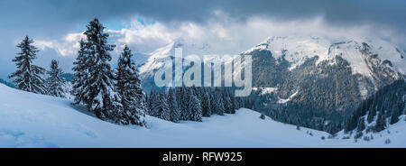 Domaine skiable de Morzine, l'hiver neige paysage de montagne, Port du Soleil, Auvergne, Rhone Alpes, Alpes, France, Europe Banque D'Images