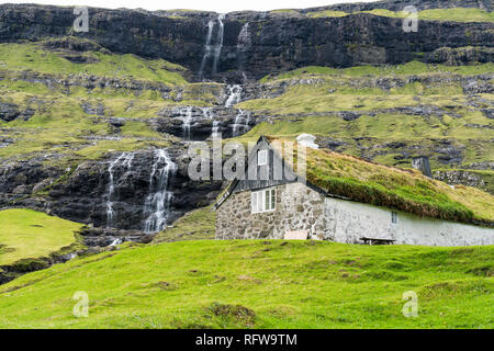 Maison traditionnelle avec toit d'herbe, Saksun, Streymoy island, îles Féroé, Danemark, Europe Banque D'Images