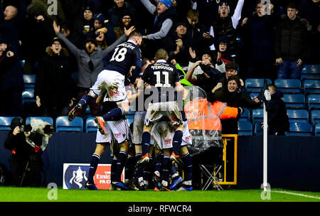 Le Millwall Jake Cooper (obscurci) célèbre marquant son deuxième but de côtés du jeu au cours de la FA Cup quatrième ronde match à la Den, Londres. Banque D'Images