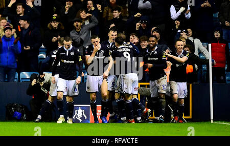 Le Millwall Jake Cooper (5) célèbre marquant son deuxième but de côtés du jeu au cours de la FA Cup quatrième ronde match à la Den, Londres. Banque D'Images