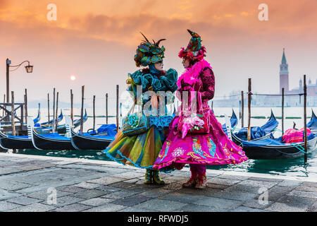 Venise, Italie. Carnaval de Venise, masques de beauté à la place Saint Marc. Banque D'Images