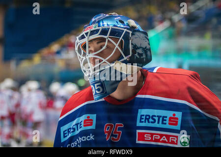 ZAGREB, CROATIE - 30 décembre 2018 : EBEL match ligue de hockey sur glace entre Medvescak Zagreb et KAC. Gardien de but de hockey. Banque D'Images