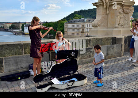 Deux musiciens classiques femme de la rue sur le pont Charles en été, Prague, République Tchèque Banque D'Images