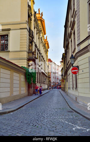 La rue de Prague, rue pavées typiques entre bâtiments baroques dans le centre de vieille ville Banque D'Images