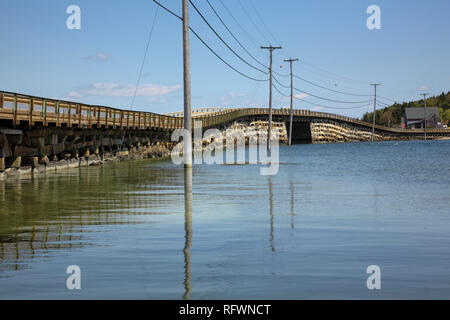 Bailey Island Bridge à Harpswell, Maine USA, qui est sur la côte de la Nouvelle-Angleterre. Le pont est de 1 150 pieds de long et a été construit en 1928. Il se connecte B Banque D'Images