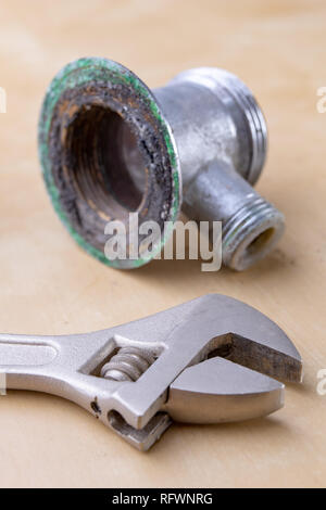 Sale vieux tuyaux de purge. Pièces hydrauliques utilisés. Fond clair. Banque D'Images