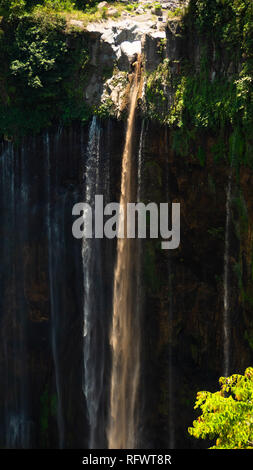 Coban cascade sewu à Java, en Indonésie. cascade dans la forêt tropicale par drone Tumpak Sewu Banque D'Images