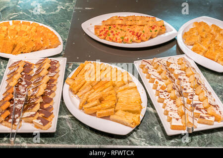 Différents desserts au restaurant. Composition de desserts pâtissiers de diverses saveurs, saveurs et couleurs. Les pâtisseries gastronomiques sont très décorées et Banque D'Images