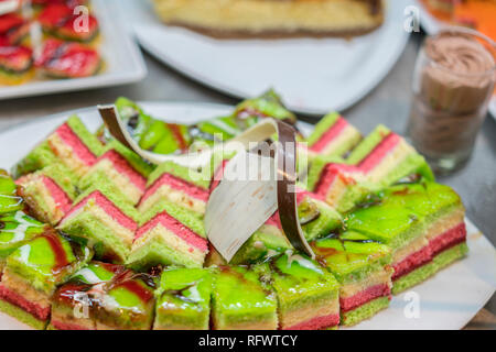 Différents desserts au restaurant. Composition de desserts pâtissiers de diverses saveurs, saveurs et couleurs. Les pâtisseries gastronomiques sont très décorées et Banque D'Images