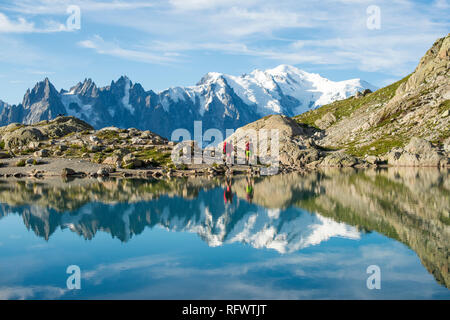 Les randonneurs et le sommet du Mont Blanc reflète dans le Lac Blanc sur le Tour du Mont Blanc trekking vélo, Haute Savoie, Alpes, France-Auvergne-Rhone Banque D'Images