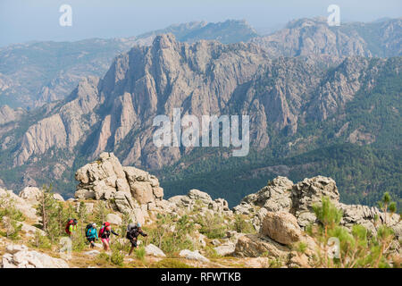 Randonnée sur le GR20 en Corse près de l'Aiguilles de Bavella vers Refuge d'Asinao, Corse, France, Europe, Méditerranée Banque D'Images