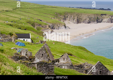 Village en ruines et de la plage, Grande Île Blasket, comté de Kerry, Munster, République d'Irlande, Europe Banque D'Images