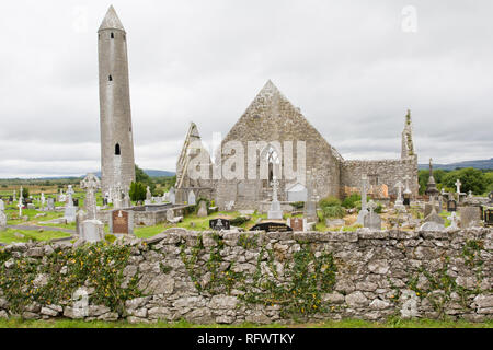 Ruines du monastère de Kilmacduagh avec tour ronde, comté de Galway, Connacht, République d'Irlande, Europe Banque D'Images