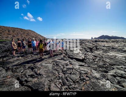 Les touristes visitant le champ de lave à Sullivan Bay, Saint Jacques (James), l'île de Galapagos, UNESCO World Heritage Site, Equateur, Amérique du Sud Banque D'Images