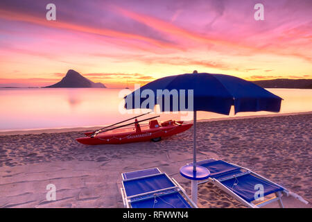 Magnifique lever de soleil sur la plage de Porto Taverna à l'île Tavolara en arrière-plan, Loiri Porto San Paolo, Olbia Tempio, Sardaigne, Italie Banque D'Images