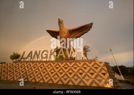 L'aigle rouge-brun à Dataran Lang qui a été construit comme un emblème de l'île. Situé sur Eagle Square dans la ville de Kuah Langkawi en Malaisie. Banque D'Images