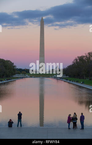 Soirée avec les touristes, le Washington Monument pris de Lincoln Monument, Washington D.C., Etats-Unis d'Amérique, Amérique du Nord Banque D'Images