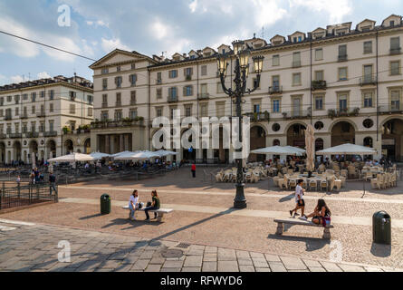 Des cafés et des gens sur la Piazza Vittorio Veneto, Turin, Piémont, Italie, Europe Banque D'Images