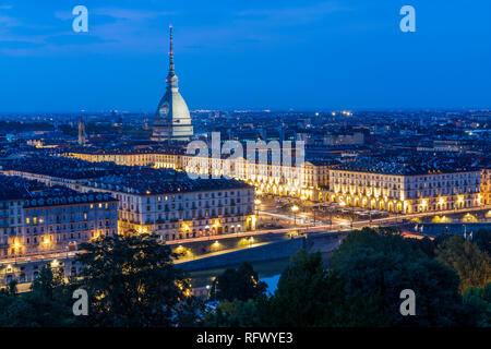 La Mole Antonelliana de Turin et de la gare Santa Maria del Monte dei Cappuccini au crépuscule, Turin, Piémont, Italie, Europe Banque D'Images