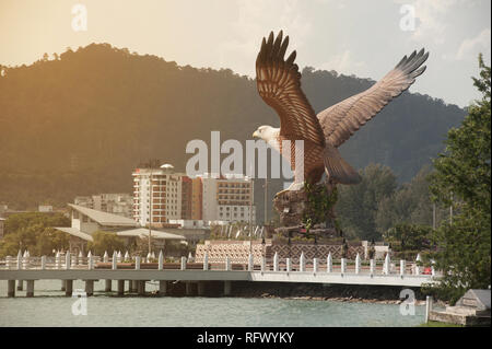 L'aigle rouge-brun à Dataran Lang qui a été construit comme un emblème de l'île. Situé sur Eagle Square dans la ville de Kuah Langkawi en Malaisie. Banque D'Images